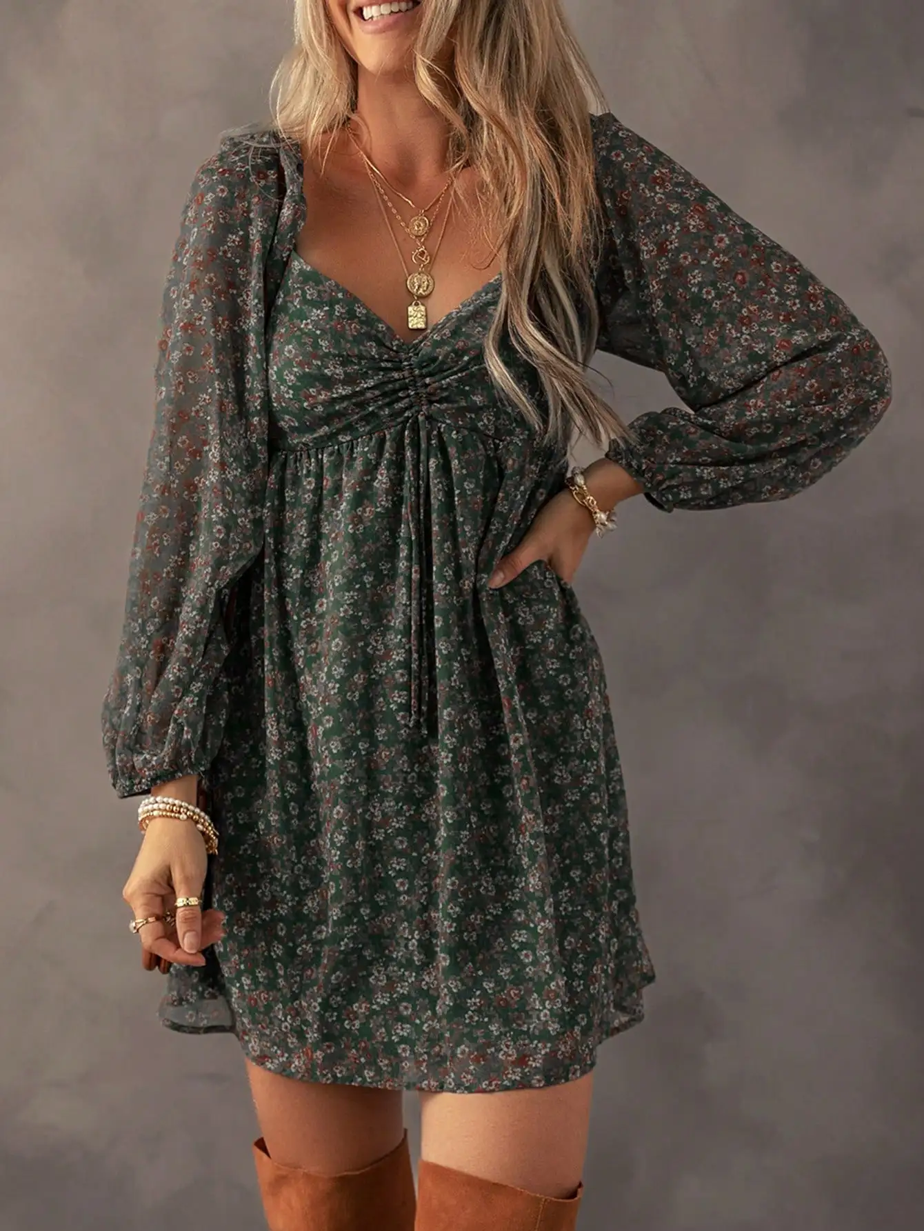 

Зеленое мини-платье с цветочным принтом, сборками спереди и рукавами-фонариками