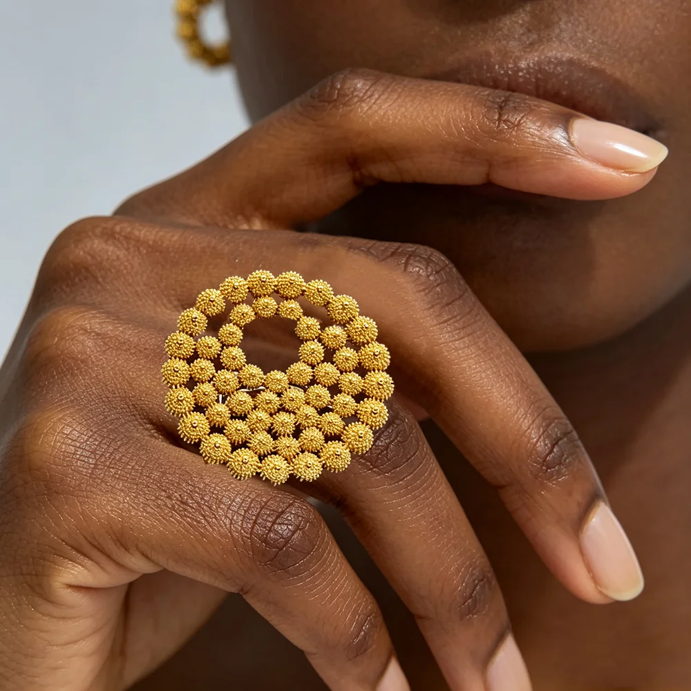 Afrikanisches 18K vergoldetes, mehrlagiges, perlenbesetztes Kreis-Statement-Ohrringe- und Ring-Set für Frauen, luxuriöses Hochzeitsgeschenk für die Brautparty. – Detail 7