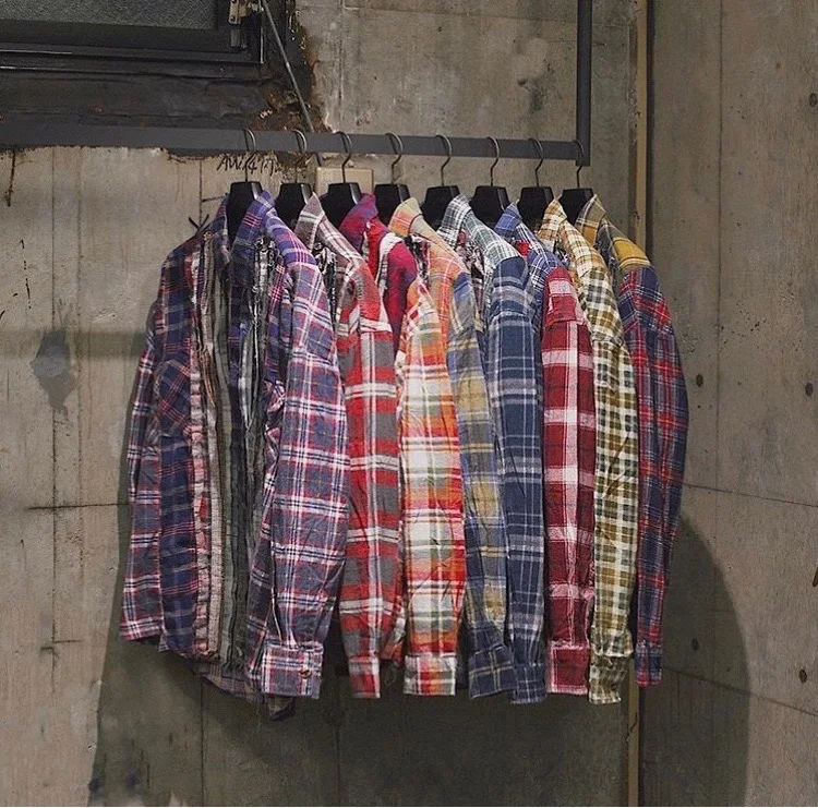 

Винтажная рубашка Needles с эффектом потертости и пэчворком, в стиле ретро, молодежная, трендовая, хлопковая, с длинным рукавом, на пуговицах, с дизайнерскими вставками