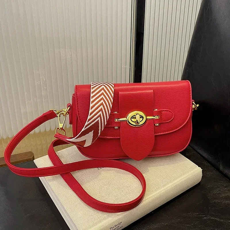 

2025 Autumn New Niche Design Trendy Cool Chain Underarm Bag Women's Small Square Bag Fashion One Shoulder Messenger Bag Women
