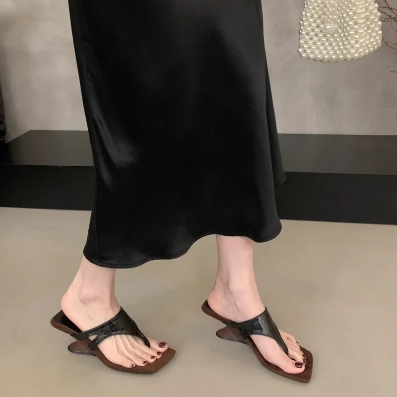 

Дизайнерские летние женские тапочки с застежкой на носок, модные модельные туфли в странном стиле, женские уличные лаконичные сандалии ·