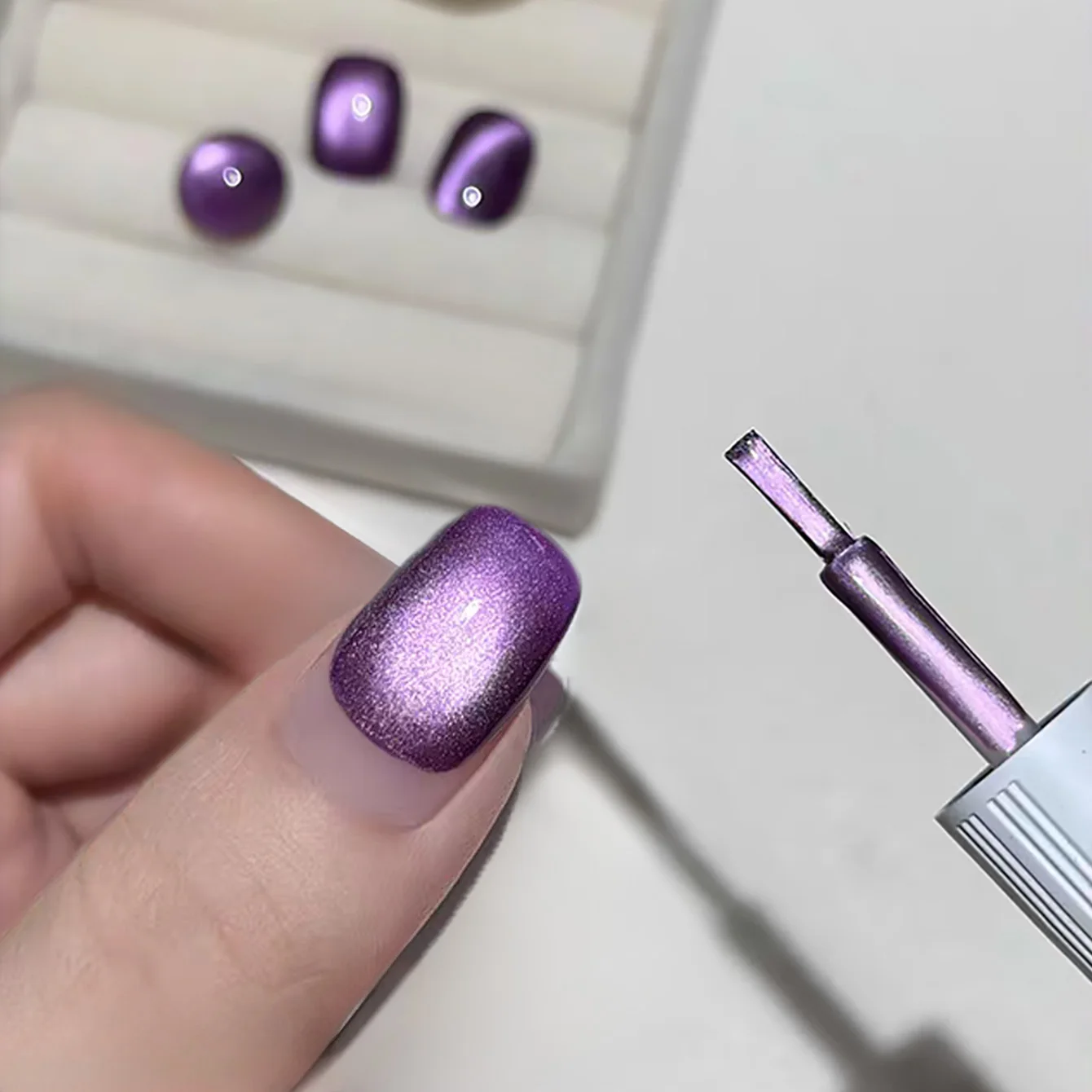 

1 шт. ZH 2025 Лето Новые продвинутые отбеливающие фиолетовые очаровательные стеклянные бусины «кошачий глаз» для дизайна ногтей Очаровательный фиолетовый гель-лак «кошачий глаз»