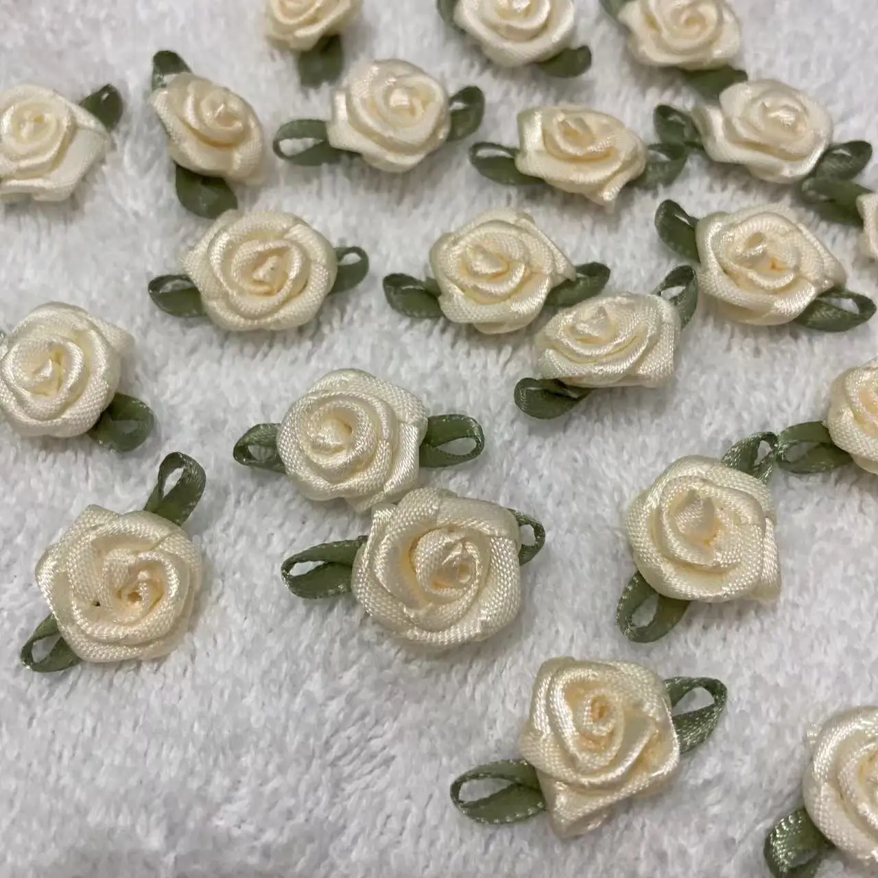 Mini teste di fiori di rosa artificiale albicocca per realizzare applicazioni di nastri di raso artigianali per accessori per la decorazione di