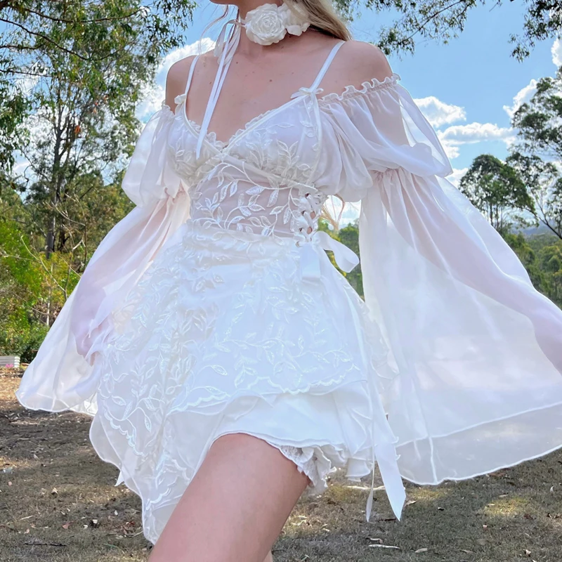 

Y2K Эстетическая женская одежда с завязками спереди и открытыми плечами, укороченные топы с расклешенными рукавами, футболка + шорты с кружевной отделкой, комплект из 2 предметов Fairycore