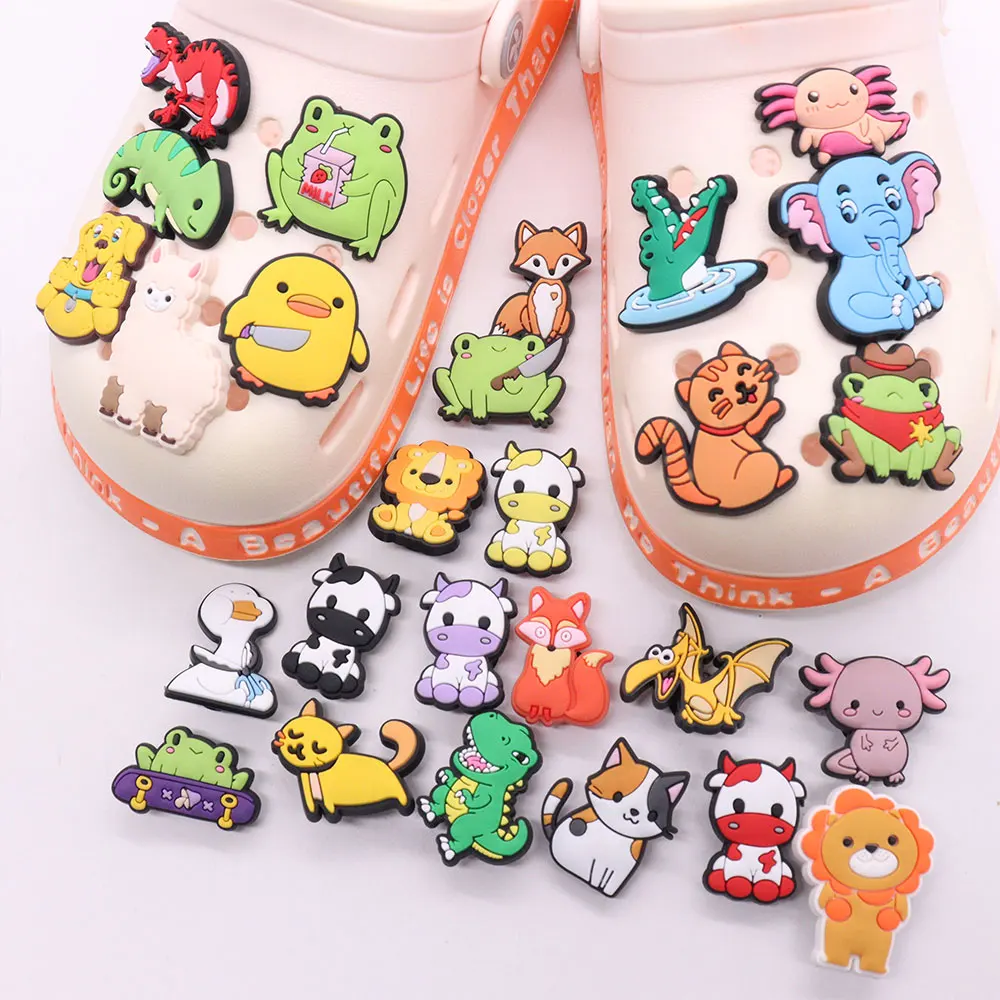 Gute Qualität 1 stücke PVC Schuh Charms Dinosaurier Kuh Frosch Löwe Elefant PVC Zubehör Sandalen Ornamente für Kinder DIY Geschenk