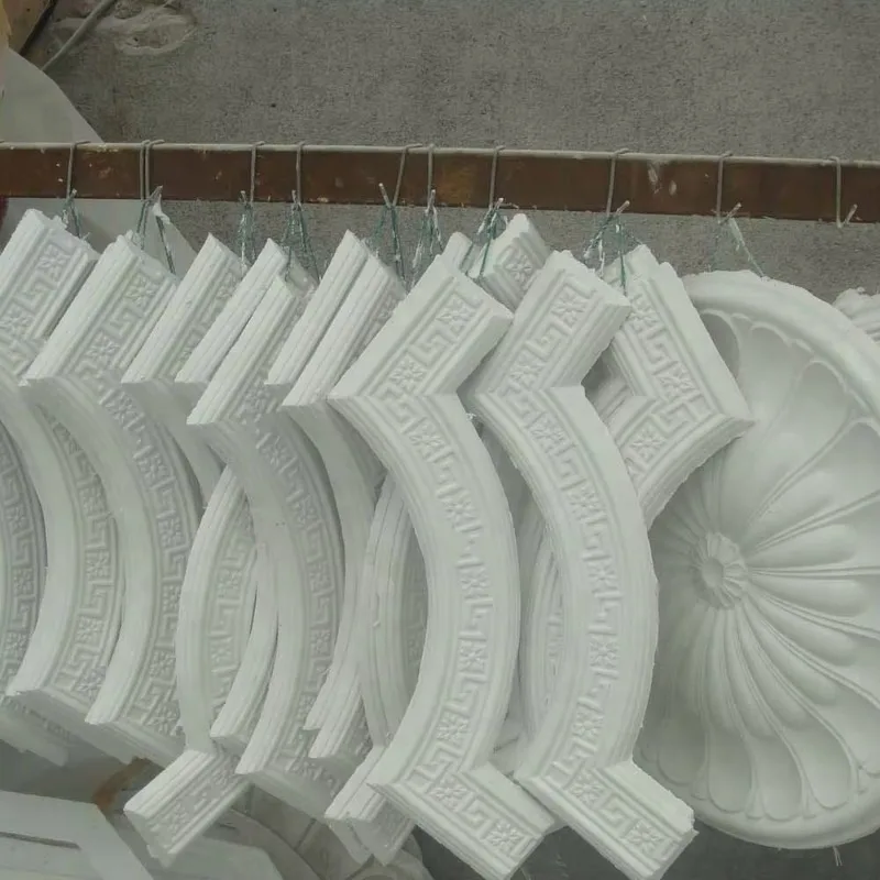 decoration-de-plafond-en-ligne-de-platre-decoratif-blanc