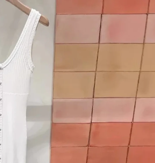 فستان نسائي محبوك أبيض جديد لعام 2025، رقبة على شكل حرف V بدون أكمام، مطوي، مقاس نحيف، رداء متوسط الطول