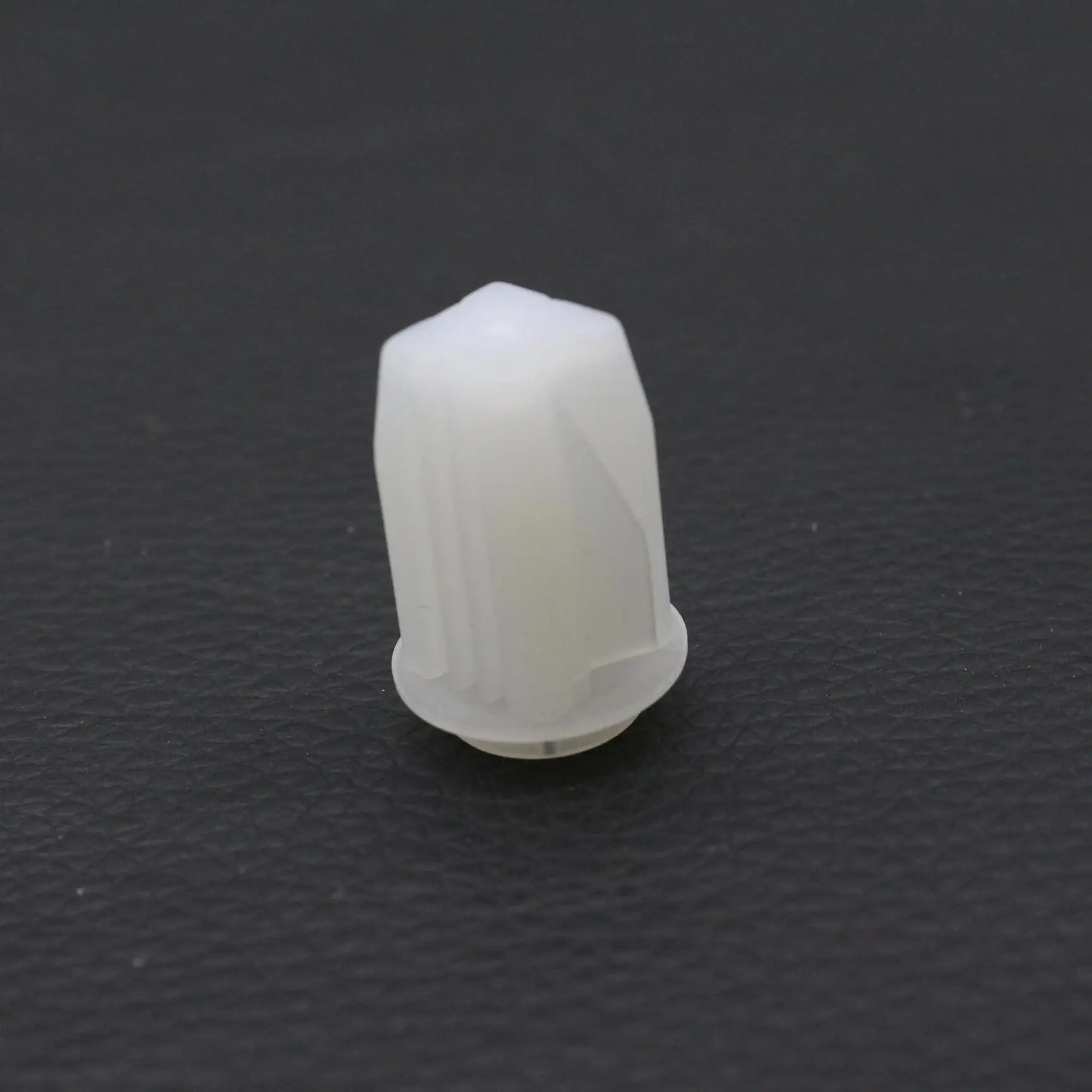 10 pcs Bumper Screw Grommet Nylon Fastener For Nissan 370Z Altima Cube Maxima Murano Titan Quest NV Kicks 0128101431 Retainer