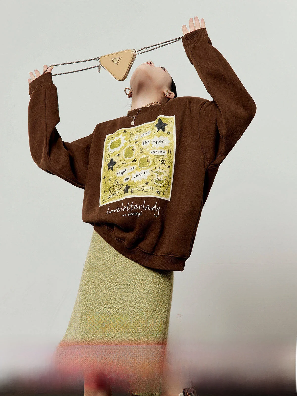 

Женская толстовка Zhou Li Wu с коричневой флисовой подкладкой, круглым вырезом и принтом, новая весенняя модель, удобная посадка, длинный рукав, повседневный топ