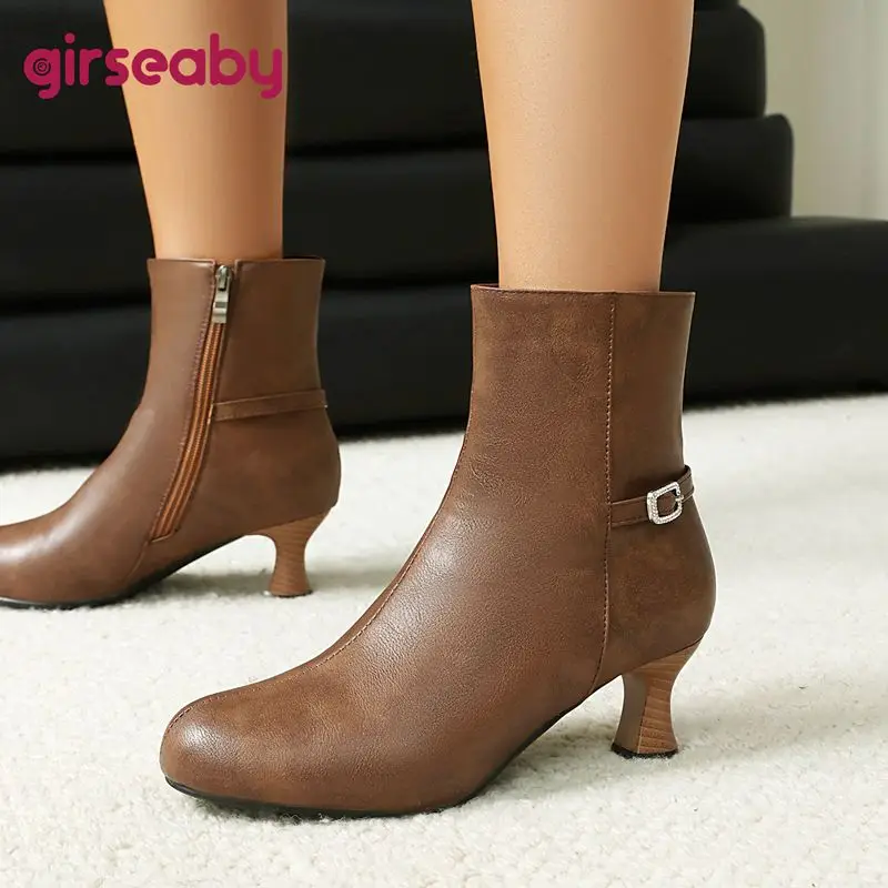 

Girseaby Fashion shoes Retro Office Lady Ankle Boots Round Toe 5.5cm Small Heel Zipper Belt Buckle Extended Size 43-45 Brown
