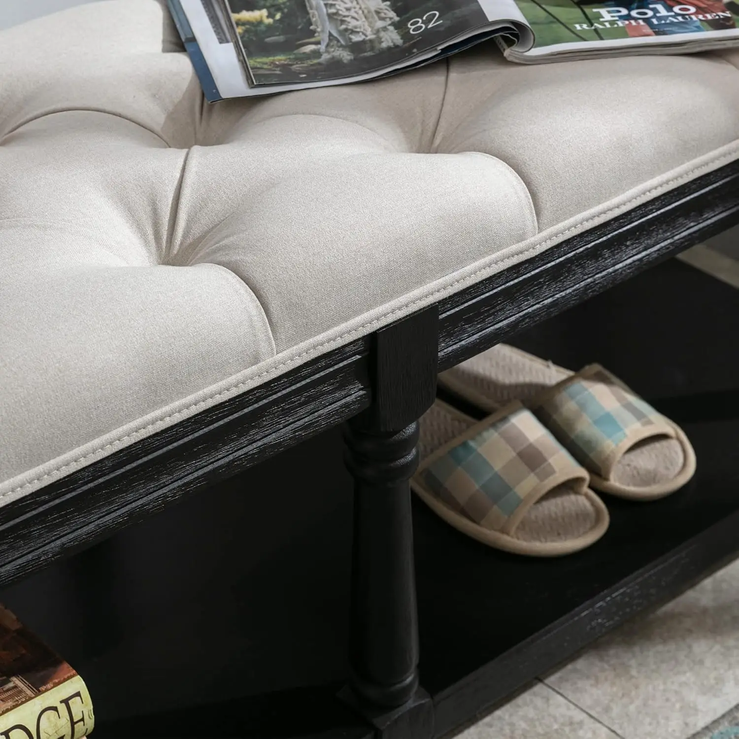 مقعد تخزين منجد بأزرار طويلة جدًا مع رف أحذية خشبي للمدخل وغرفة النوم