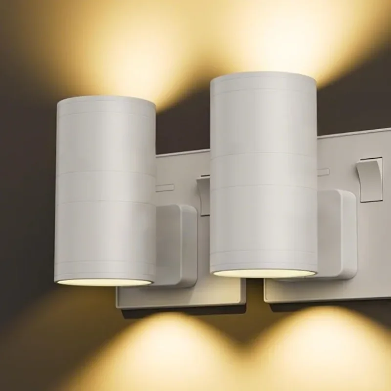 مصباح توصيل للإضاءة الليلية مع استشعار من الغسق إلى الفجر، سطوع قابل للتعديل ولون مناسب للممرات وغرف النوم