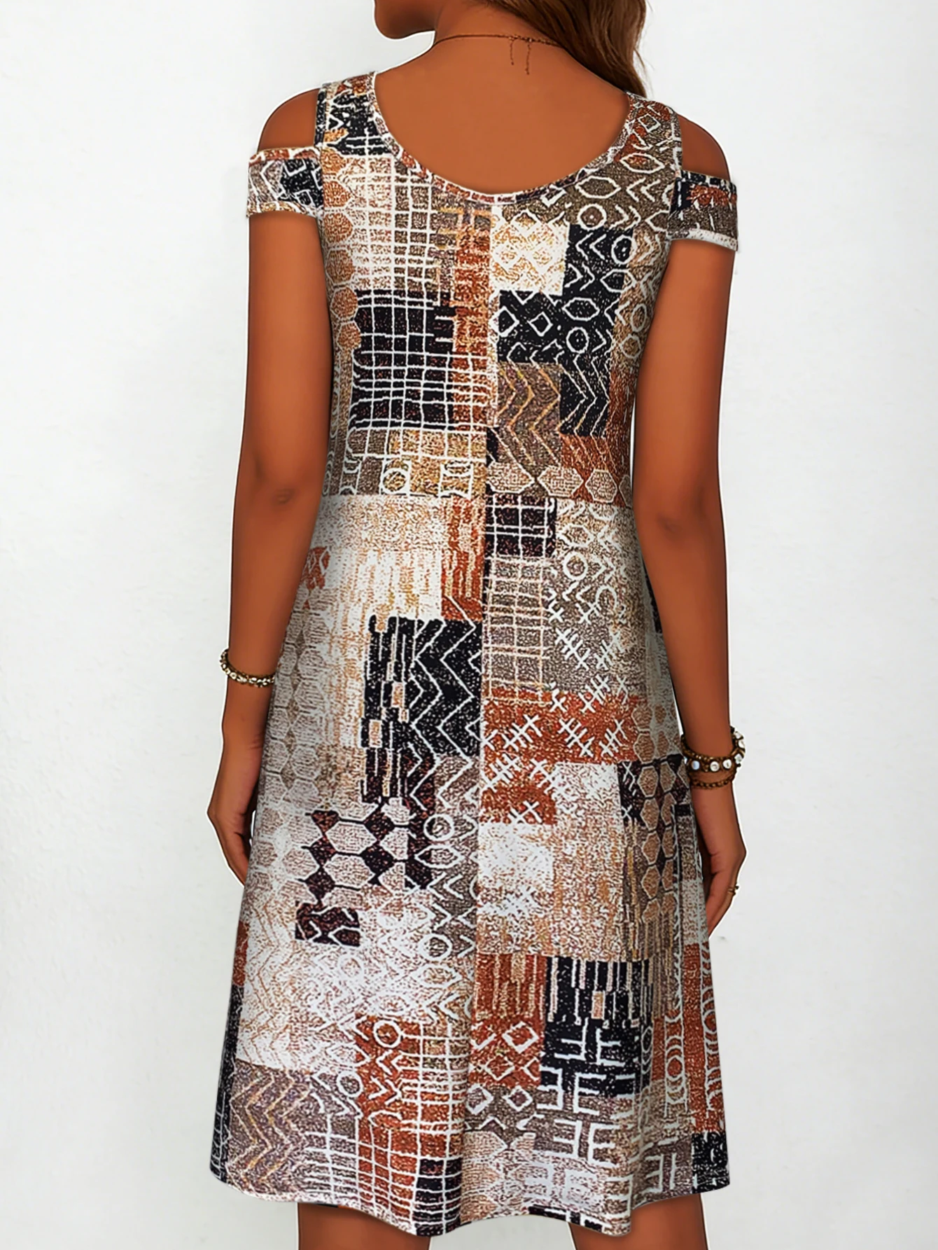 Damen-Kleid mit geometrischem Patchwork-Print und kalten Schulterpartien, sommerliches, lässiges, fließendes Sommerkleid mit V-Ausschnitt und kurzen Ärmeln – Detail 3