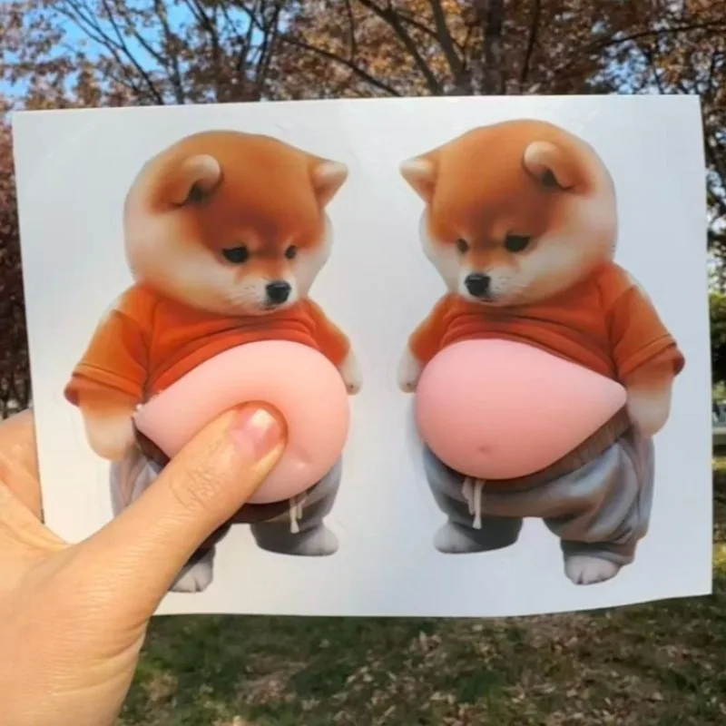 Grappige 3D Shiba Inu Hond Buik Sticker Knijpspeeltje Schattige Puppy in Een Oranje Outfit Fidget Speelgoed Siliconen Zelfklevend voor Kinderen Geschenken