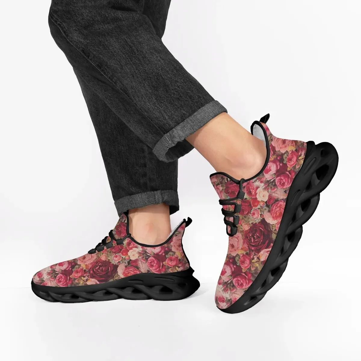 

New Type of Casual Sports Shoes with Fashionable Lace-up and Flat Bottom Lightweight Witch Hunt Team Rose Flower Cluster Design