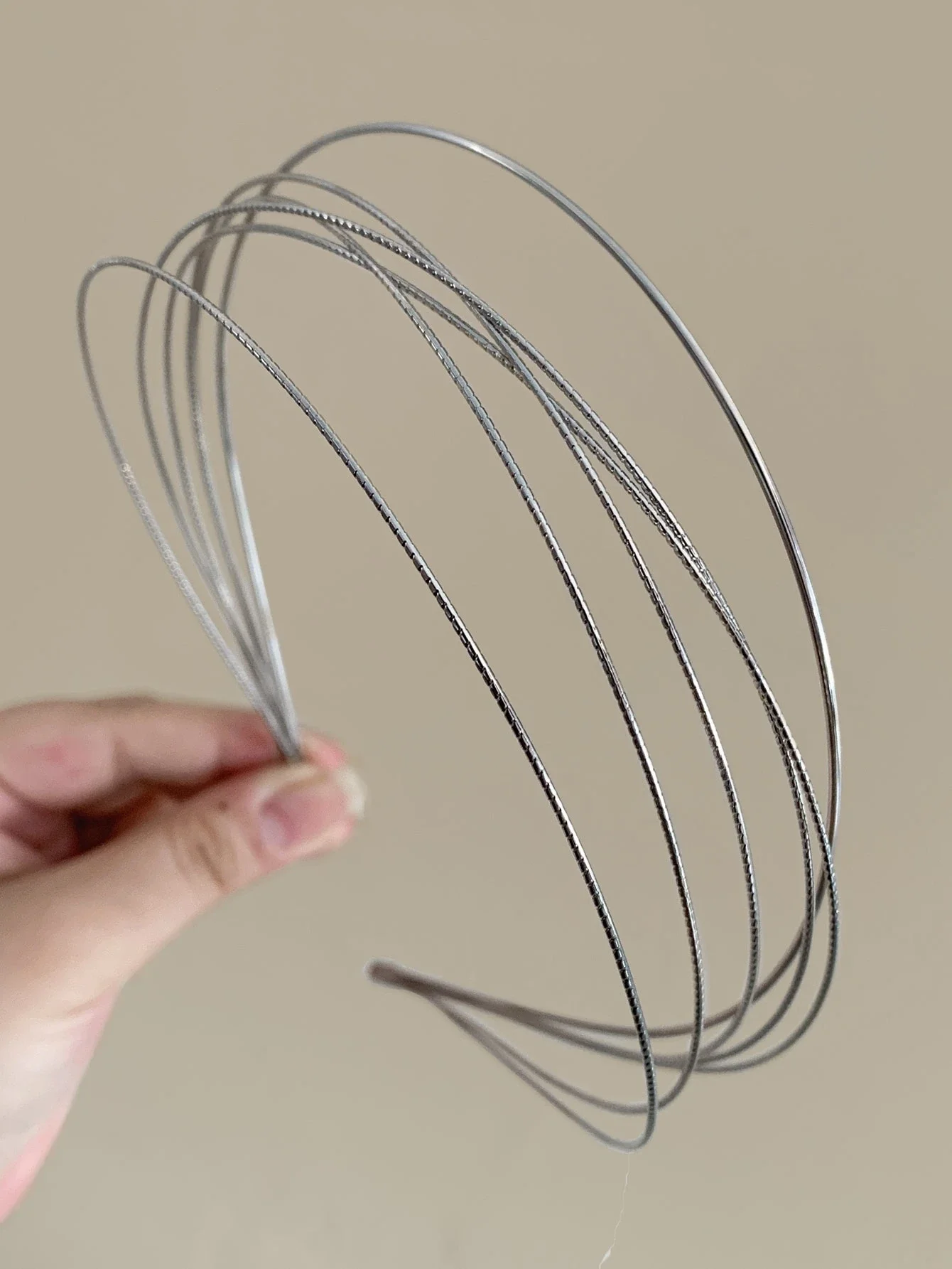 

1 набор из 5 металлических ободков для волос с тонкой проволокой, минималистичный европейский и американский дизайн, эстетичные заколки для прогулок и вечеринок.