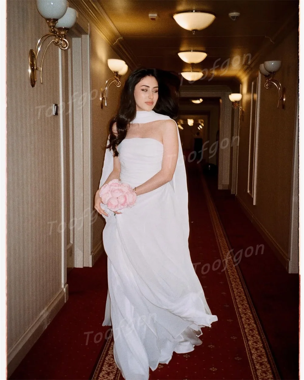 Toofgon ストラップレスシフォン A ラインエレガントなイブニングドレス女性のためのショールノースリーブプリーツフォーマルパーティーウエディングドレスカスタマイズ