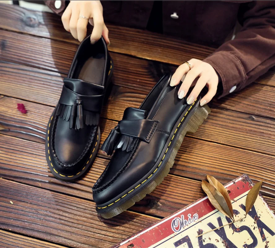 الربيع والخريف الرجال والنساء المتسكعون 2024 موضة شرابة أحذية النساء الانزلاق على الأعمال البريطانية أحذية من الجلد عادية الفاخرة 46