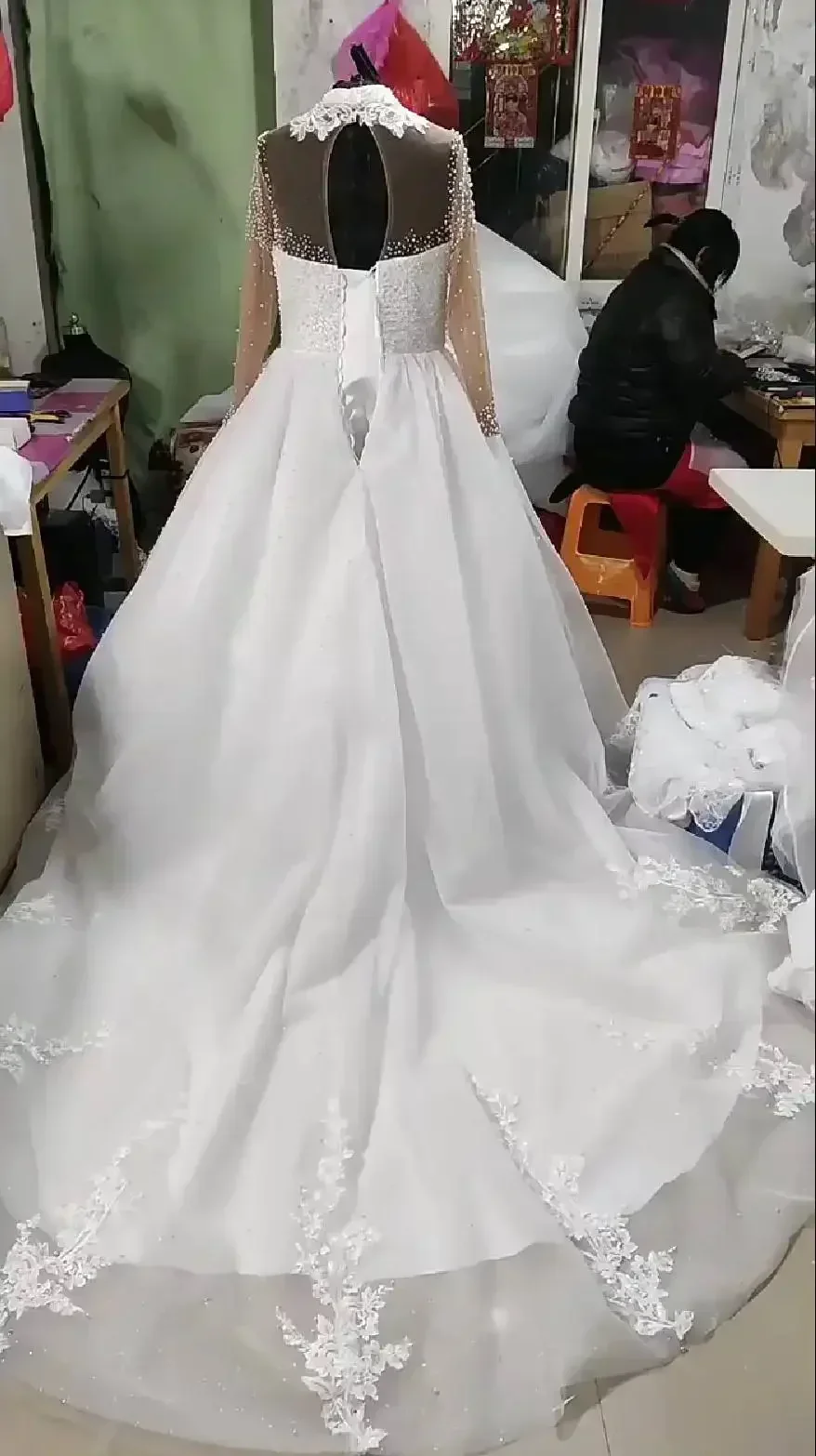 Customized Customs Made Luxury Pearl Beading Wedding Dresses Lace Appliques Princess Puffy Big Bottom Bridal Gown