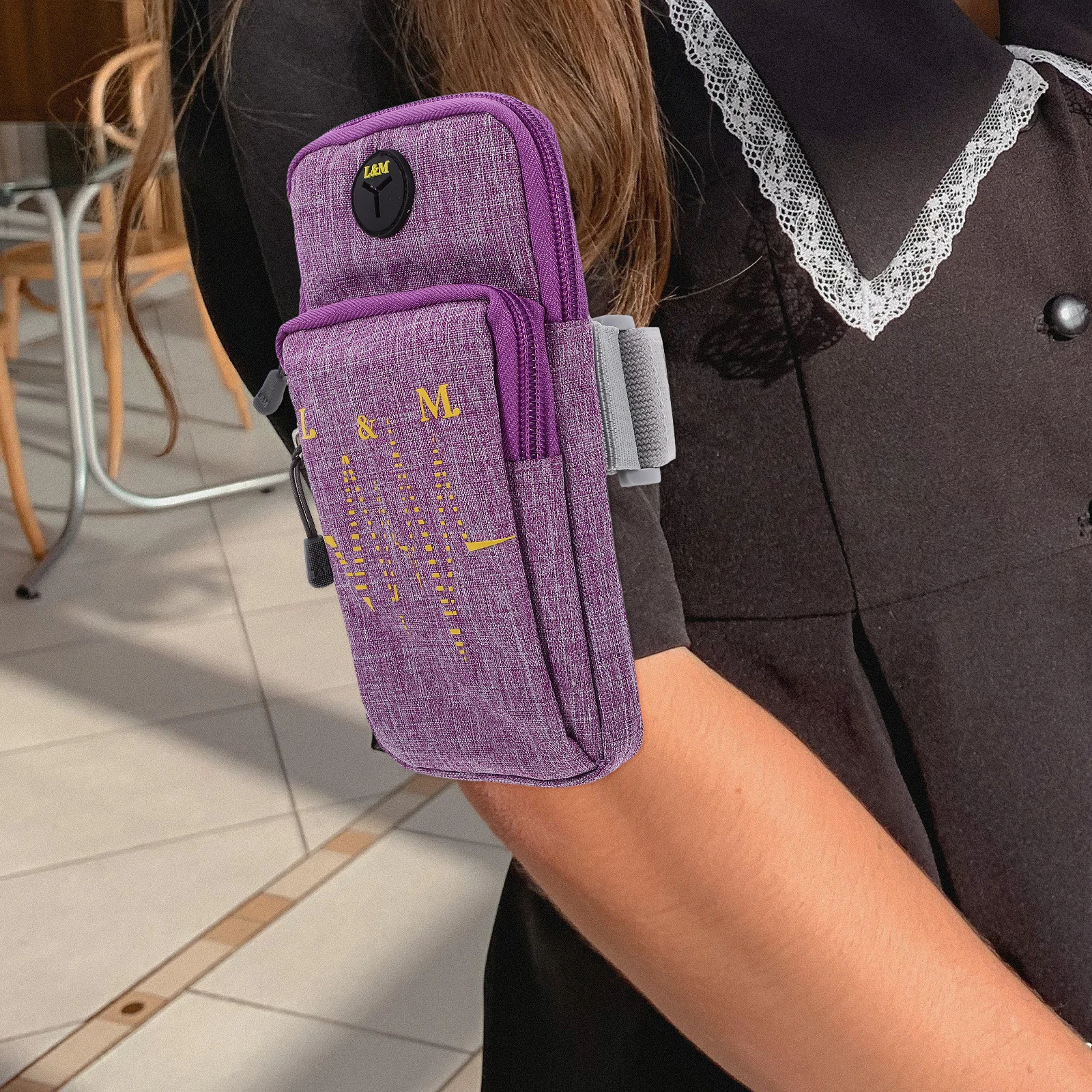 

Premium Oxford Cloth Arm Wristband for Running Workout Waterproof Phone Storage Bag Secure Zip Closure for Gym Cross Training