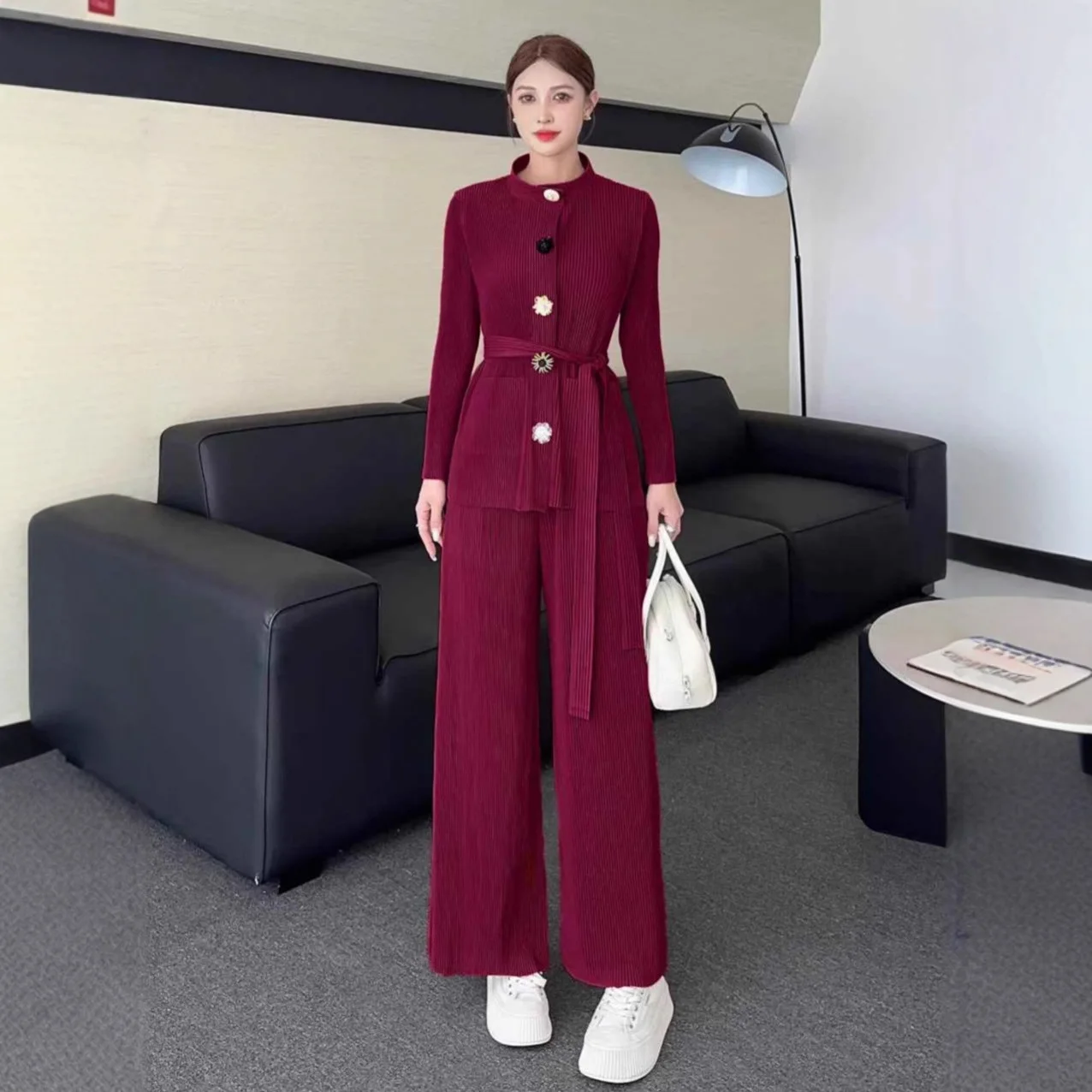 

Miyake Fold Button Strap Set for Women, Simple, Casual, Fashionable, Commuting Style, Commuting Coat, Pants, Two Piece Thick Set