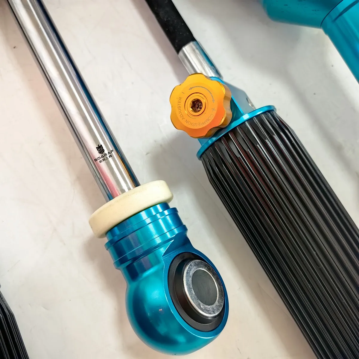 

Регулируемые амортизаторы с внутренним байпасом и регулировкой сжатия, разработанные для LC200/LC300