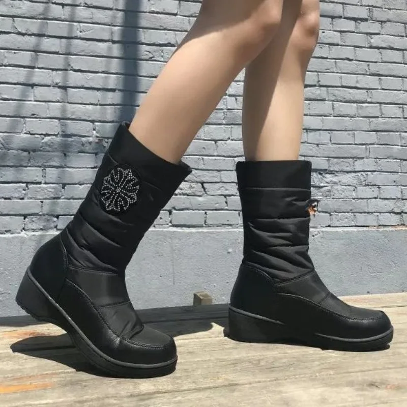 Women Winter Boots Travel Cotton Boots in The Tube Light Down Snow and Wool Shoes Anti-slip Anti-splash Cold Hot Selling