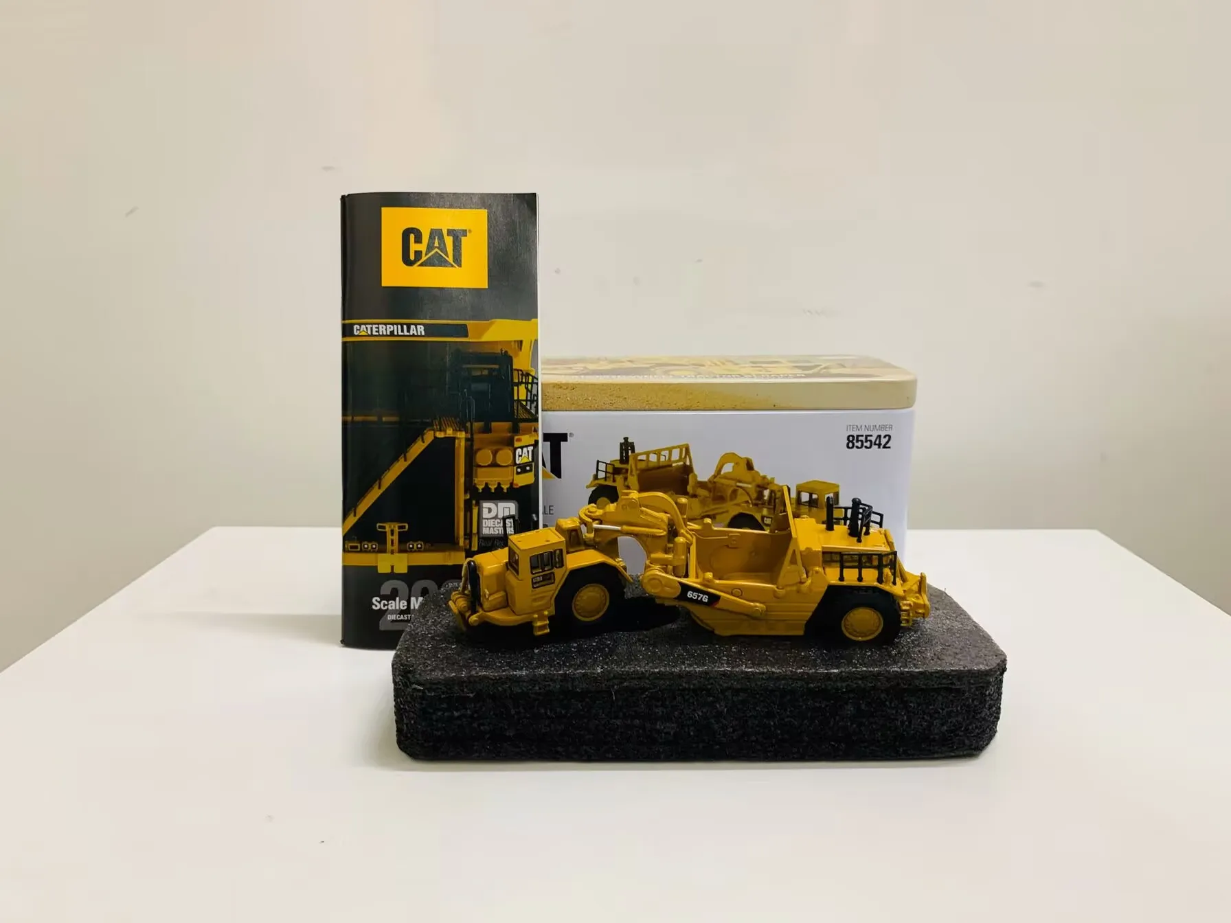 

DM 657G Wheel Tractor Scraper1:125 Scale Metal By DieCast Masters 85542 Collectible Model New in Box