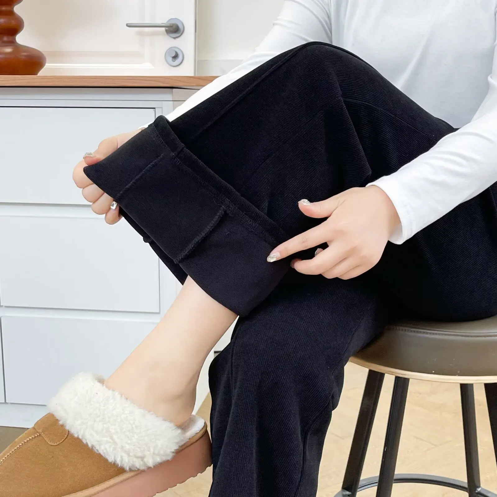 กางเกงแฟชั่นพลัสไซส์ทรงขาบานเล็กน้อยสำหรับผู้หญิง รุ่นใหม่สำหรับฤดูหนาว เรียบง่าย สบายๆ สีดำ ผ้าฟลีซ อุ่น รุ่น 5160