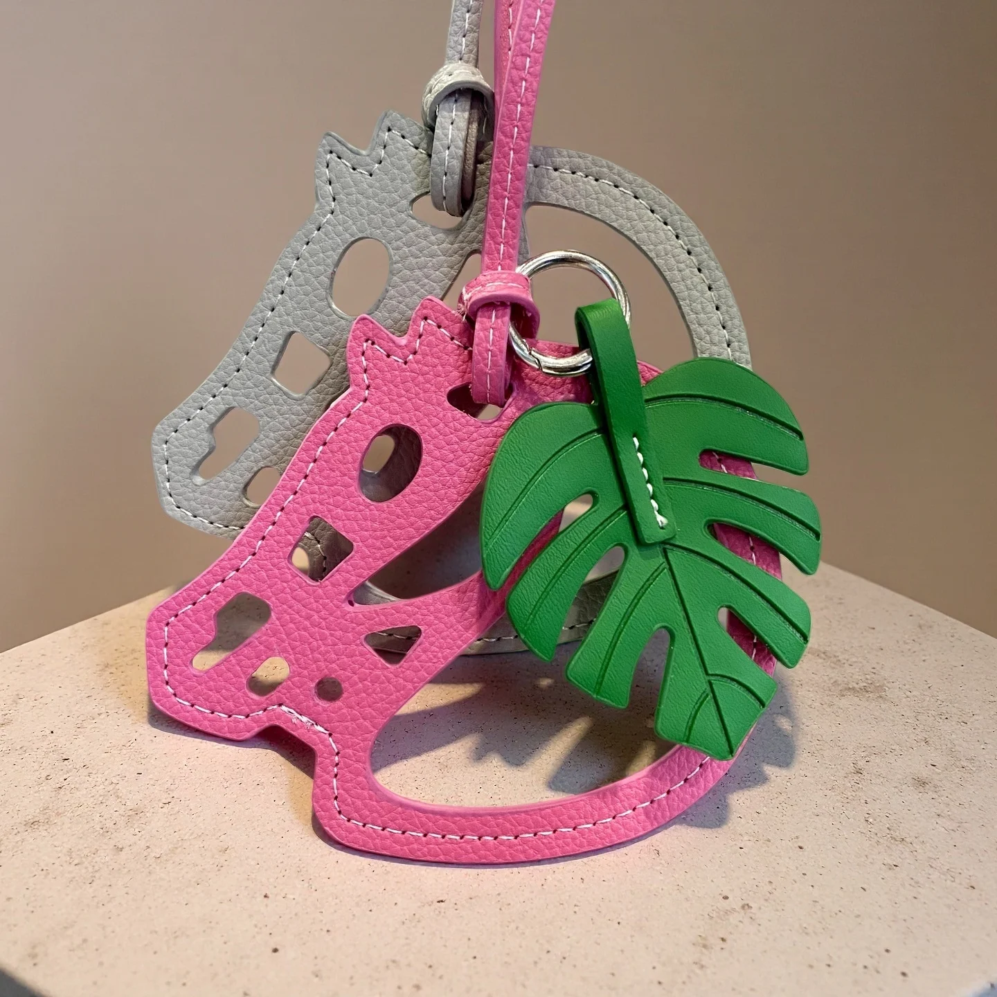 Exclusivo Colgante para Bolso de Cuero PU con Cabeza de Caballo y Hoja de Monstera - Set de Colgantes Ecuestres para Bolso, Regalo Decorativo Boho con Motivo Vegetal para Cartera - Colgante de Caballo
