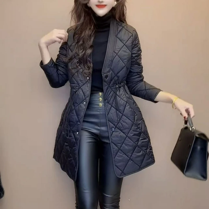 تصميم خريف وشتاء أنيق للسيدات لعام 2026 من سترة مبطنة بالقطن للتخسيس على شكل حرف V وخصر على شكل حرف V للنساء