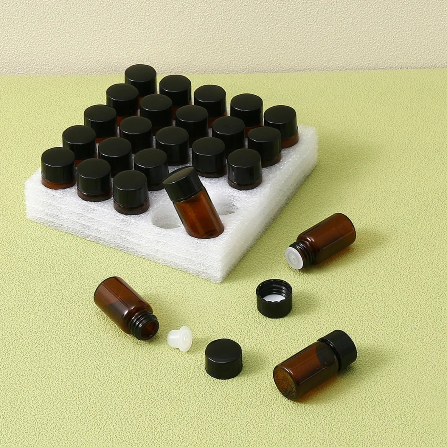 25Pcs Empty 3ML Mini Screw  Glass Bottle Set  Essential Oils, Chemistry Lab Chemicals, Perfumes and Oil Blends Comes