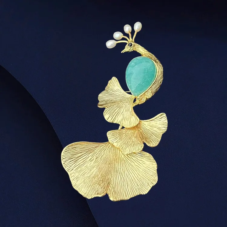 Design inspired paperclip suit accessory, retro high-end elegant and atmospheric peacock enamel chest flower for women