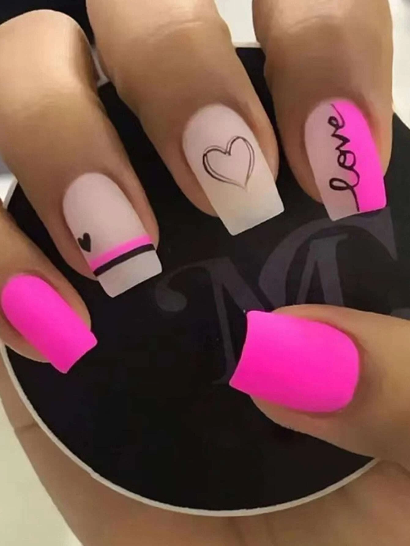 Juego de uñas postizas de cobertura completa, cuadrado corto, rosa mate, diseño de amor, 1 lima de uñas y 1 Kit de pegatinas de pegamento para uñas, 24 Uds.