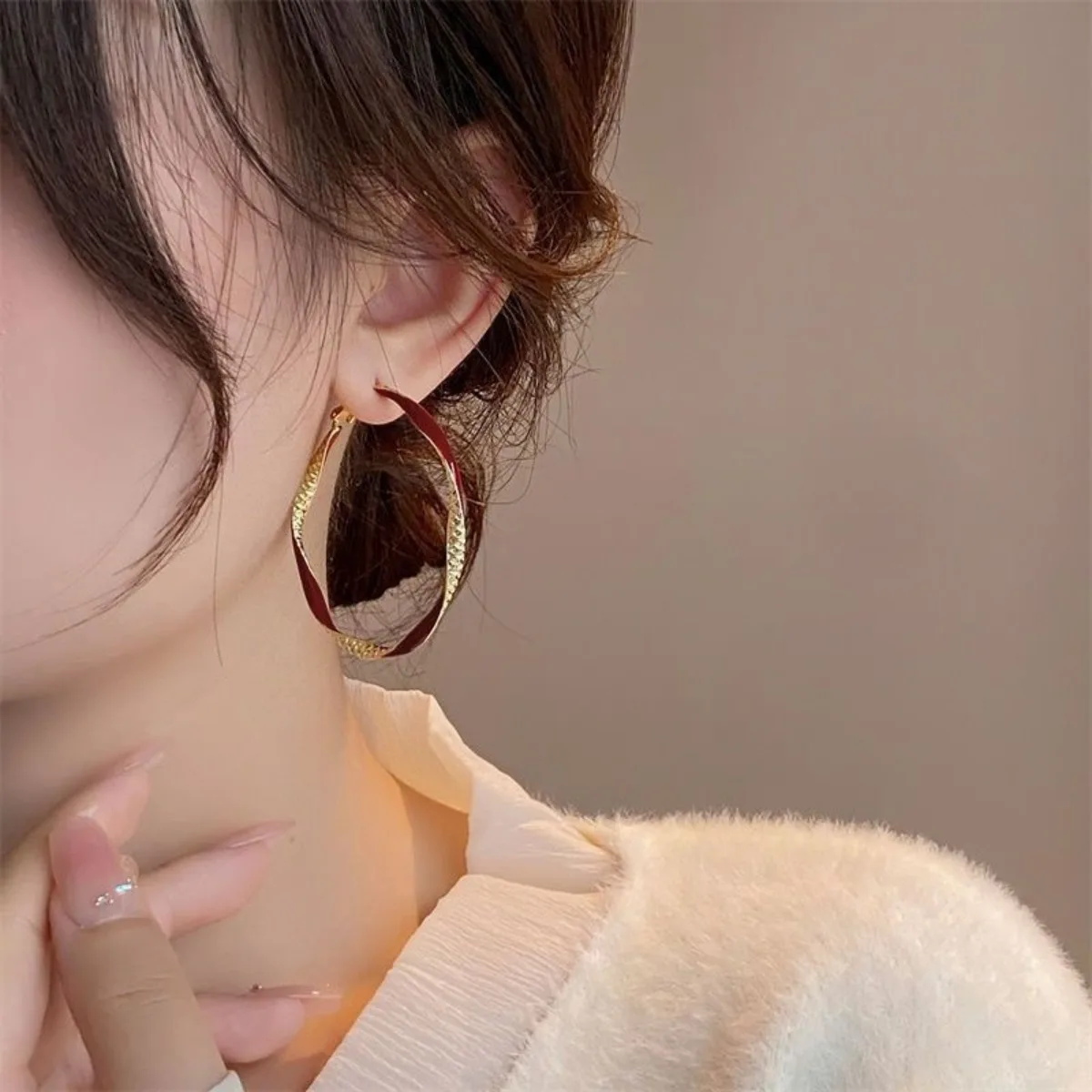 

1 pair of vintage twisted round earrings for women - European and American style, alloy exaggerated design fashion accessories