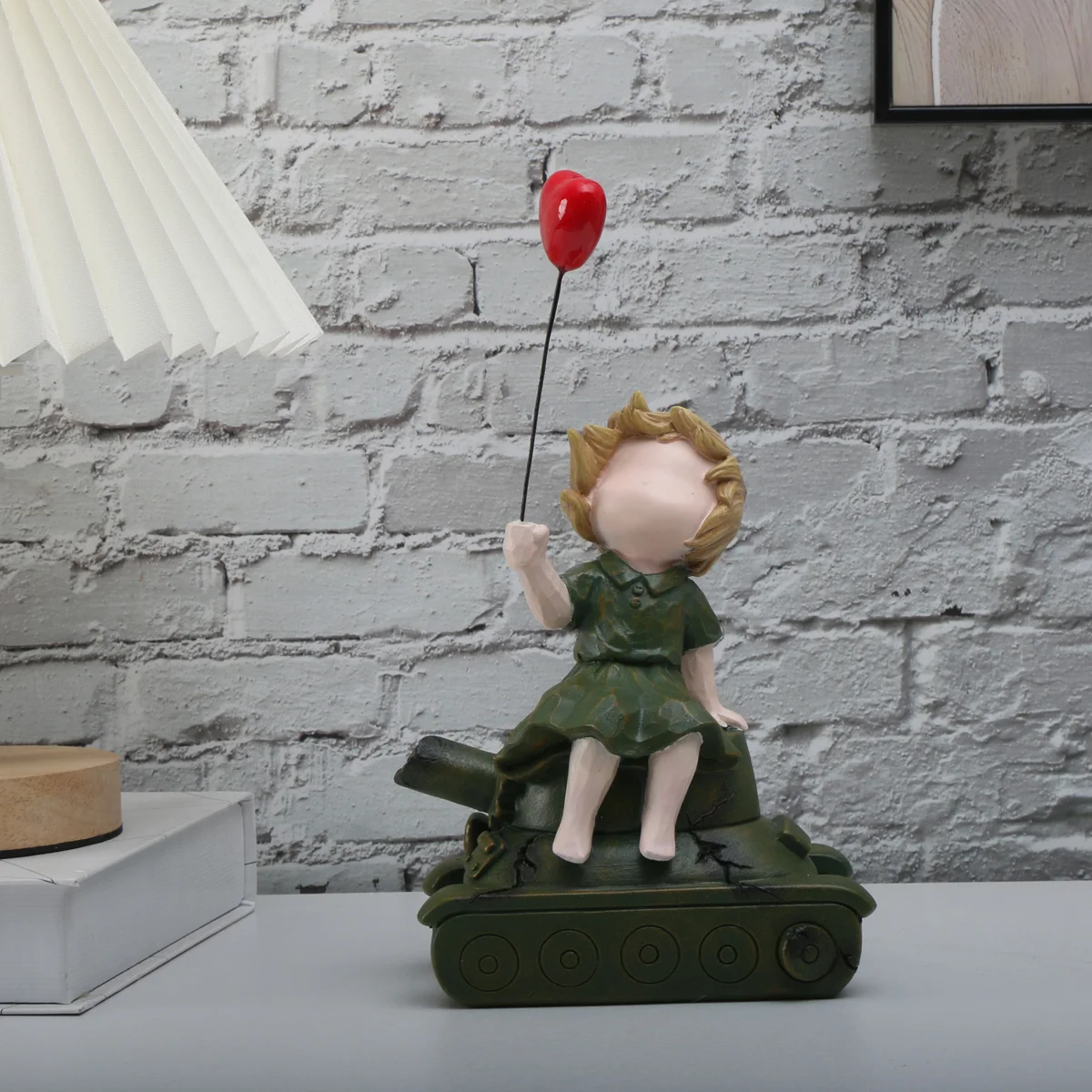Banksy-Herz-Ballon und fliegendes Mädchen, inspiriertes Kunstwerk, moderne Skulptur, Heimdekoration, Statuendekoration – Detail 17
