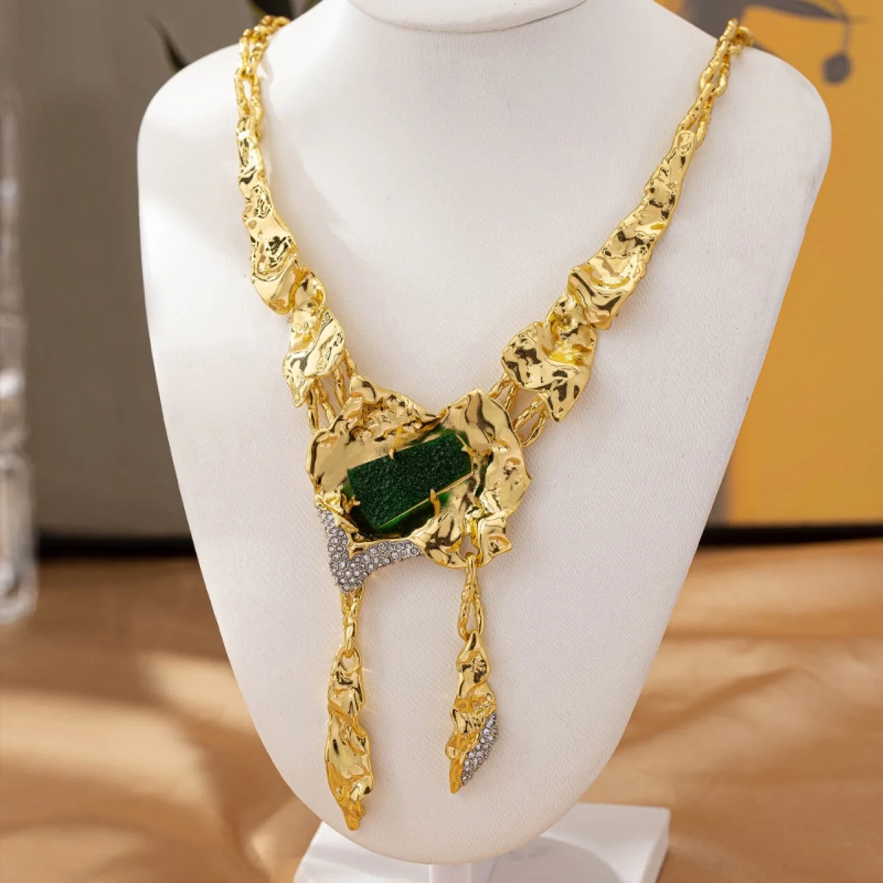 

Genius Original Design: Fashionable Heavy-Craft Metal Copper-Plated Gold Irregular-Faceted Large Gemstone Necklace – A Jewelry G