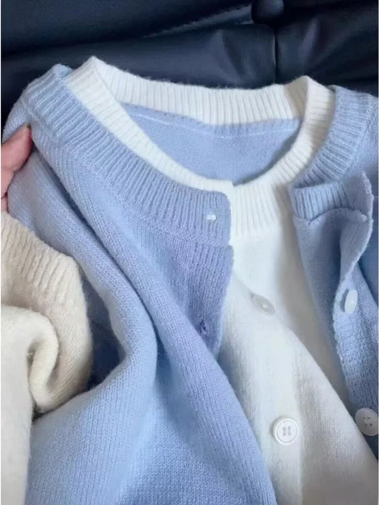 Niebieski dzianinowy kardigan zapinany na guziki, damski, zimowy, moda koreańska, swobodny sweter, wygodny krój, regularna długość rękawów.