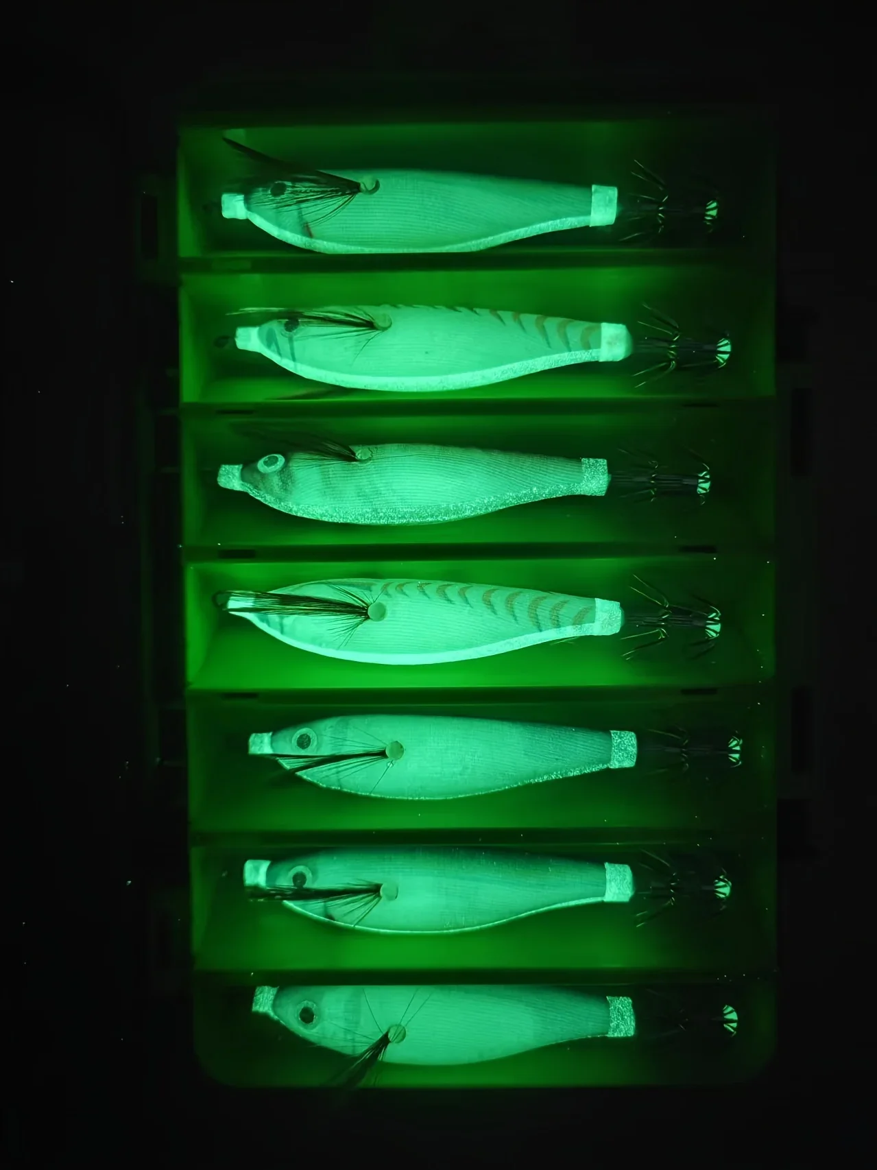 BRAVMACK 14-teiliges Set Leuchtende Tintenfisch-Köder Mehrfarbige Angelköder mit Glow-in-the-Dark-Funktion Realistisches Design Langlebige Haken Sicher – Detail 5