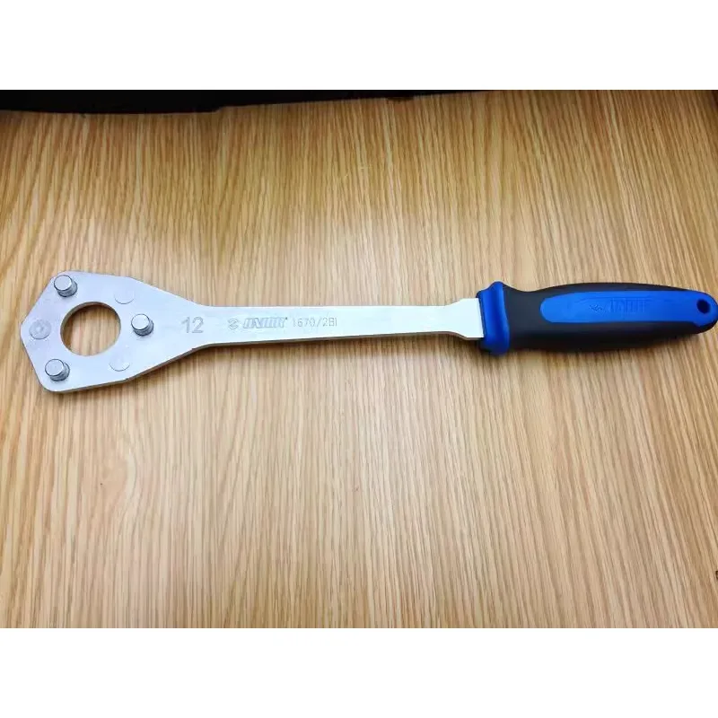 Dismantling flywheel wrench tool