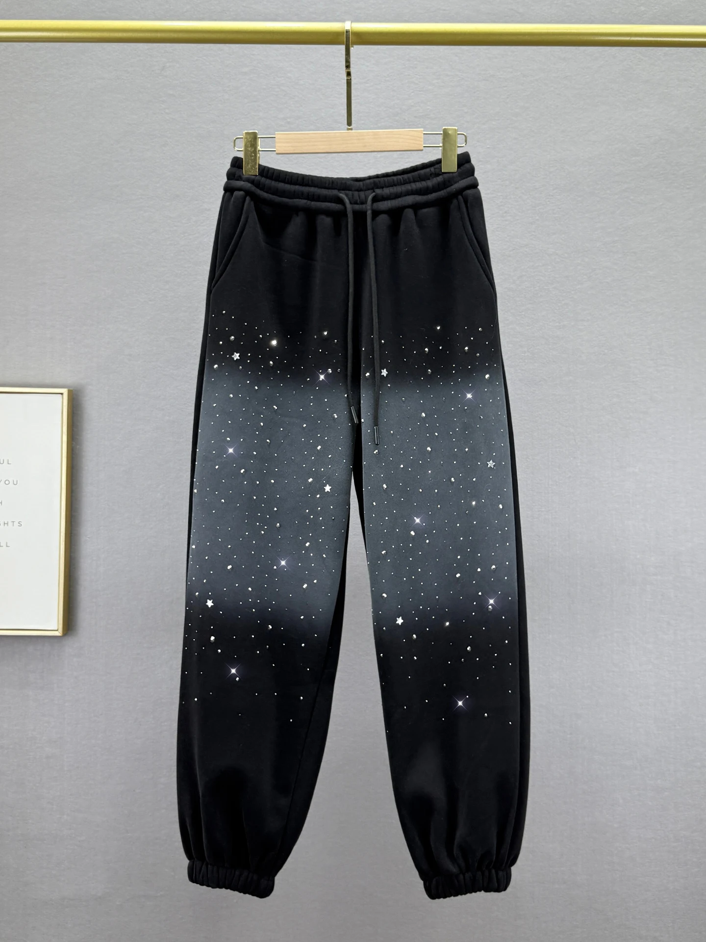 

Женские утепленные спортивные брюки на флисовой подкладке с высокой талией, свободного кроя, с декором в виде страз, с манжетами, повседневные, Зима 2025, Новинка