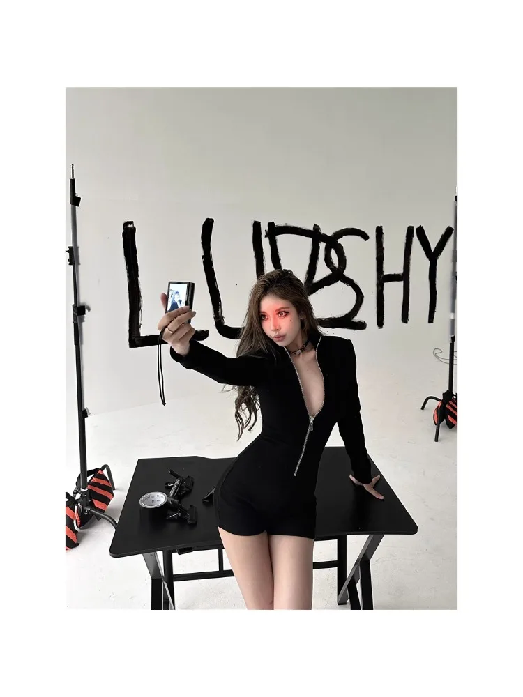 จั๊มสูทแฟชั่นฤดูใบไม้ผลิและฤดูร้อนสำหรับผู้หญิง ดีไซน์เซ็กซี่สไตล์สาวมั่น แนวสตรีท ซิป ทรงเข้ารูป แขนยาว