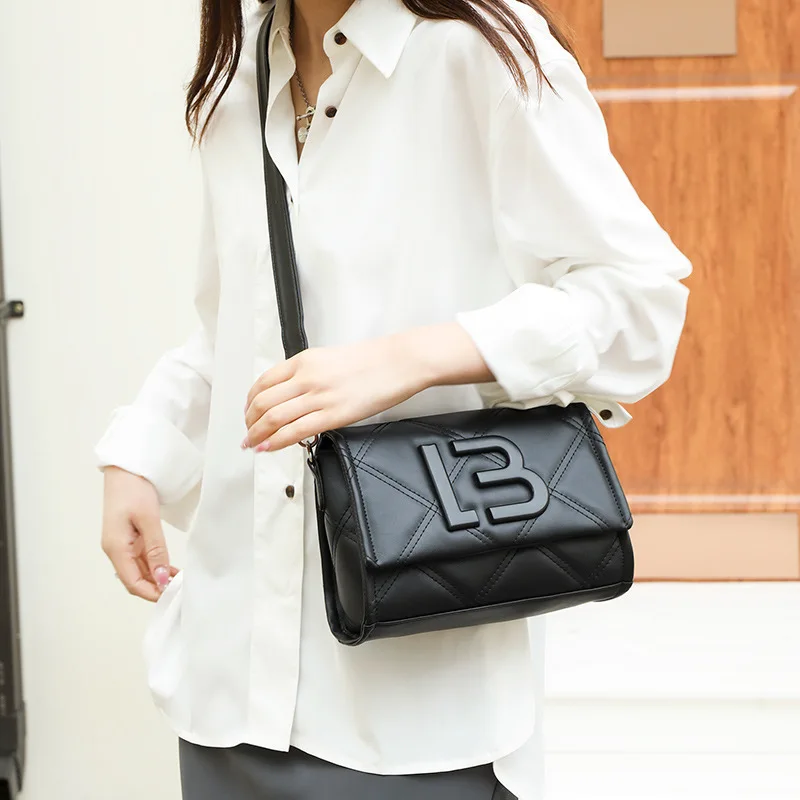 حقيبة يد نسائية فاخرة خفيفة جديدة ذات وسادة ناعمة من الجلد حقيبة كروس بسيطة للنساء حقيبة سلسلة حقيبة كتف