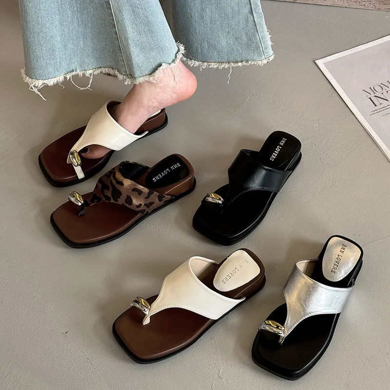 sandales-d'ete-a-talon-epais-compense-style-coreen-a-une-bride-avec-elements-metalliques-pour-usage-quotidien-doublure-en-pu