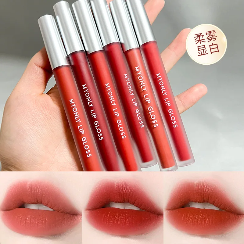 

Silk satin misty lip glaze is long-lasting natural does not show lip lines It is easy to color plump shows white lip color