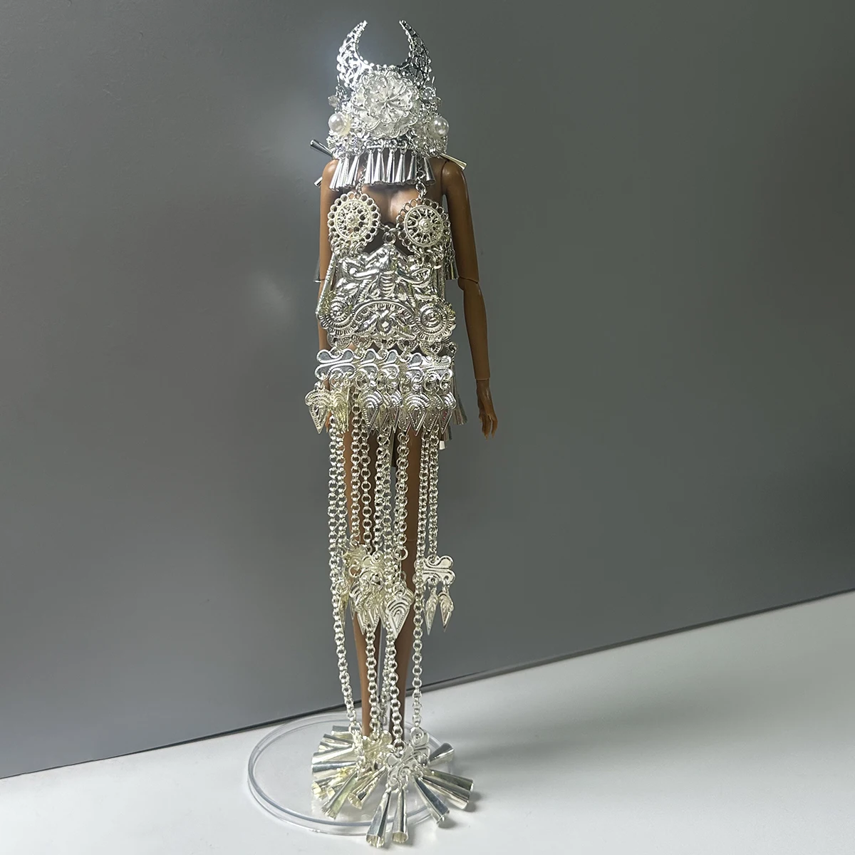 

Этнический стиль Tribal Goddess: изысканная расшитая юбка с серебряными цепочками и кисточками + головной убор из коровьих рогов для куклы-супермодели Babi 1/6.