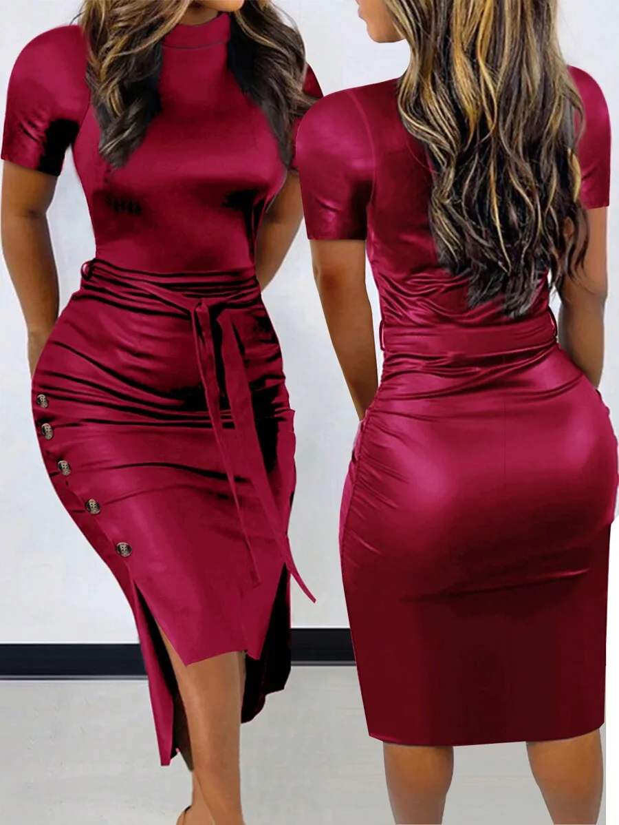 

Бордовое атласное платье миди с короткими рукавами, асимметричным подолом, боковым разрезом и декоративными пуговицами