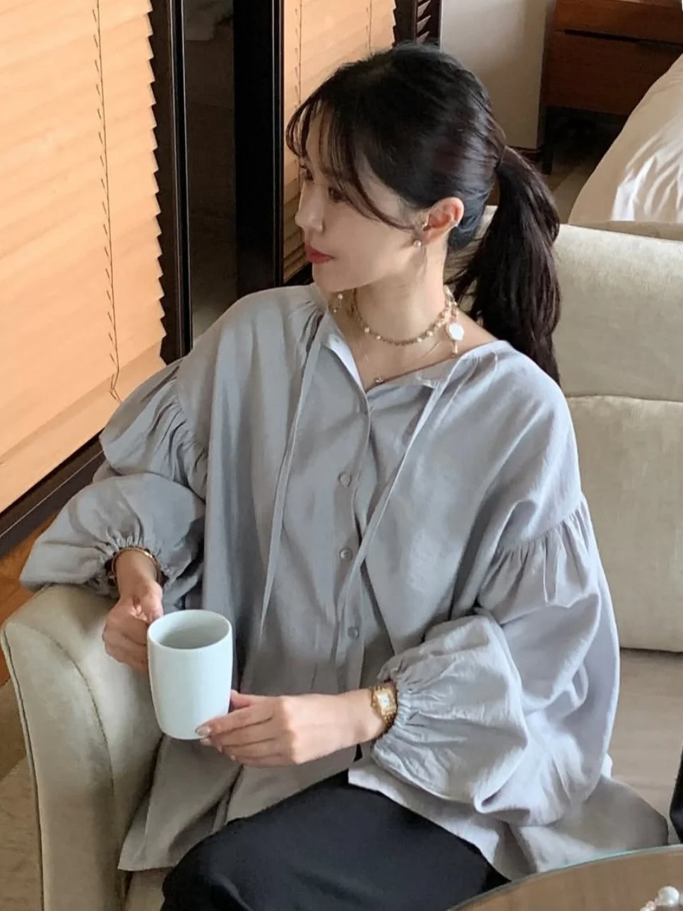 봄 신상 루즈핏 여성 랜턴 소매 블라우스 고급스러운 느낌 한국 스타일 긴 소매 얇은 원단