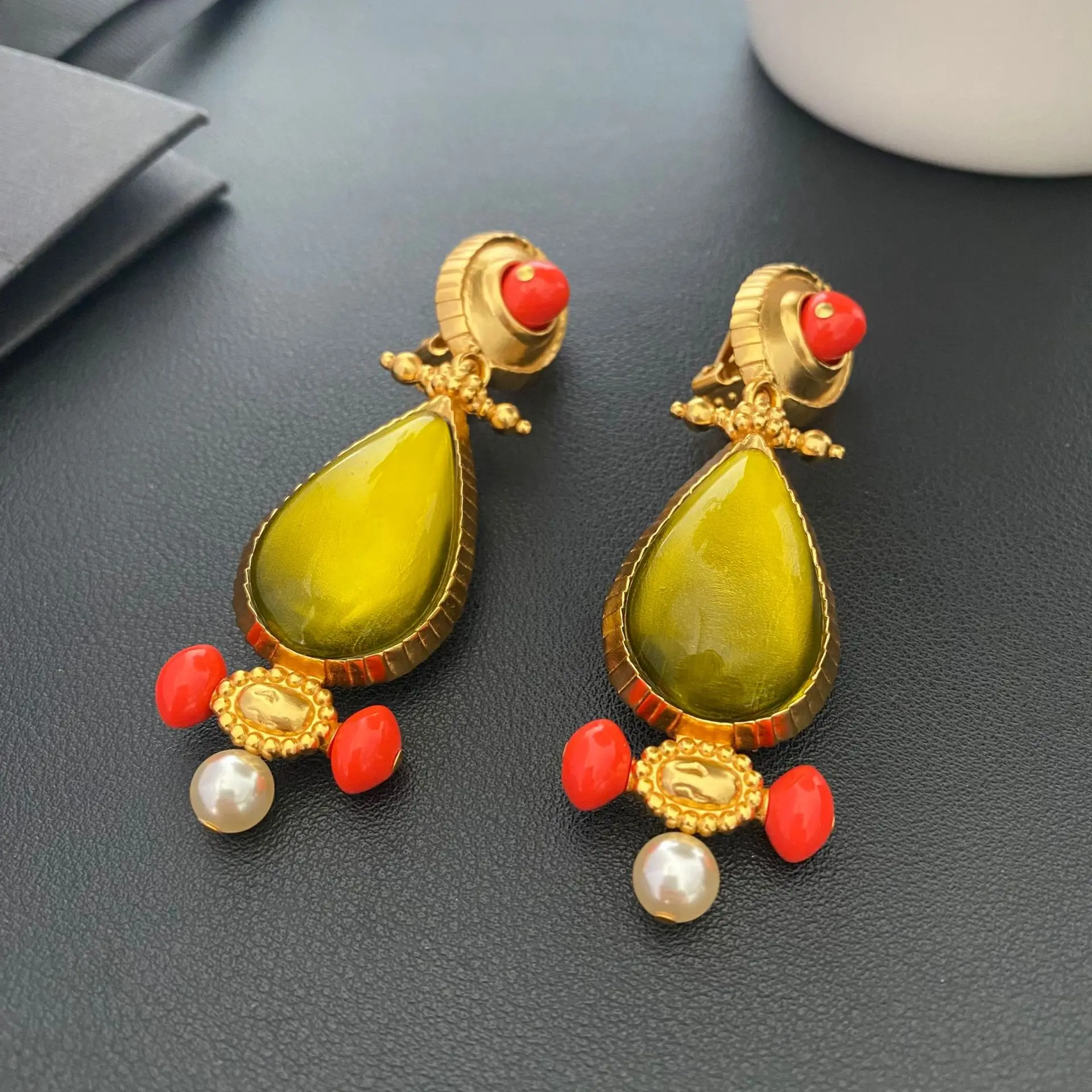 Vintage Resin Pearl Clip On Earrings, Light Luxury Shoulder Sweeping Statement for No Piercing Women