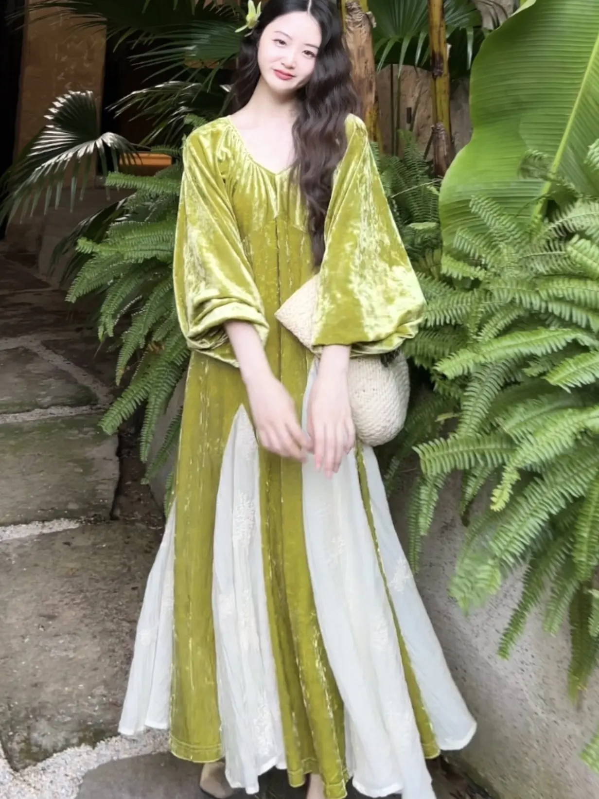 티이하일리 봄 가을 벨벳 여성 그린 패치워크 드레스 랜턴 소매 롱 미디 기장 V넥 루즈핏 여성복 2026 신상 A라인